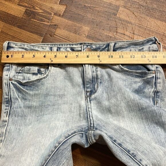 Bullhead women’s midrise skinniest ankle light wash distressed jeans. Size 27. - Picture 6 of 8